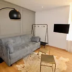 Lovely Renovated Golden Square Pedestrian Apartman